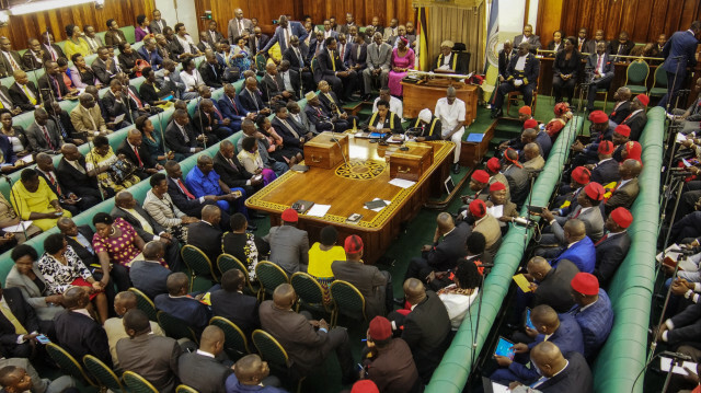 Cette vue générale montre la présidente du Parlement ougandais Rebecca Kadaga (C) alors qu'elle préside la session plénière au Parlement ougandais à Kampala le 27 septembre 2017.
@CHARLOTTE COSSET / AFP 