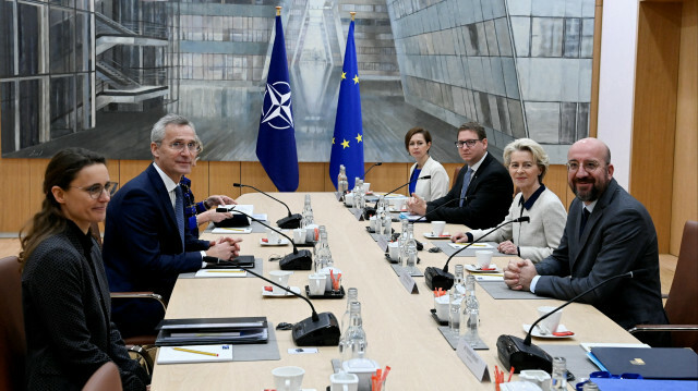 Le secrétaire général de l'OTAN, Jens Stoltenberg, le président du Conseil européen, Charles Michel, et la présidente de la Commission européenne, Ursula von der Leyen, posent avant une réunion à Bruxelles, le 10 janvier 2023. @ JOHN THYS / AFP