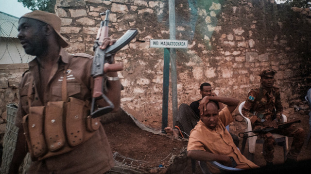 Des membres de l'armée nationale somalienne et des gardes de sécurité vus à travers la fenêtre d'une voiture blindée regardent des voitures traverser un point de contrôle de sécurité à Baidoa, en Somalie, le 10 novembre 2022.
@GUY PETERSON / AFP