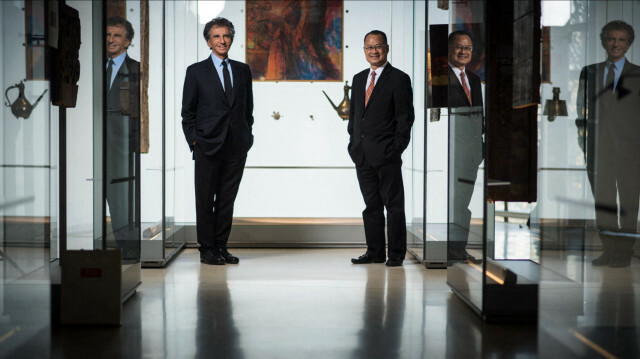 Le président de l'Institut du Monde Arabe, Jack Lang, pose pour une photo avec Jonathan Choi Koon-shum, président du groupe Sunwah. Lionel BONAVENTURE/ archives. @ AFP