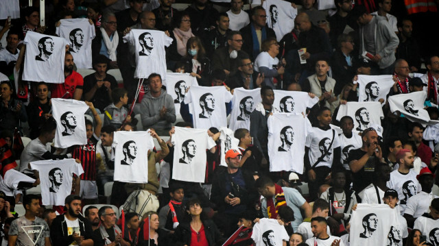 Des supporters niçois brandissant des t-shirts où le visage du défunt Emiliano Sala, apparaît. @CLEMENT MAHOUDEAU / AFP