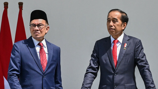 Le président indonésien Joko Widodo se tient aux côtés du Premier ministre malaisien Anwar Ibrahim au palais présidentiel de Bogor, dans l'ouest de Java, le 9 janvier 2023. Adek BERRY. @AFP