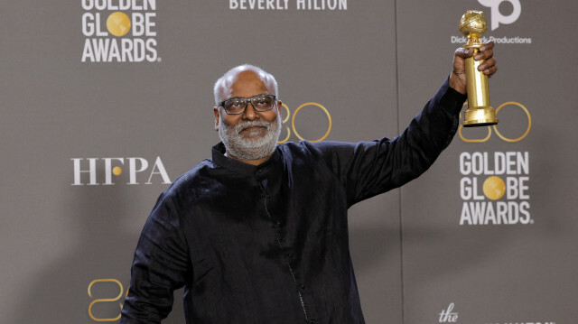  M. Keeravani pose avec le prix de la meilleure chanson originale pour "Naatu Naatu" pour "RRR" dans la salle de presse lors de la 80e cérémonie annuelle des Golden Globe Awards. 
Amy Sussman /Getty Images . @AFP