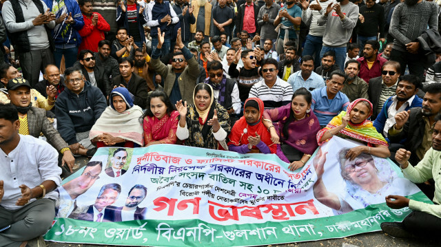 Des militants du Parti nationaliste du Bangladesh (BNP) crient des slogans lors d'un rassemblement antigouvernemental à Dhaka le 11 janvier 2023. Munir uz zaman. @AFP