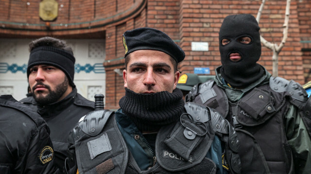 Agents des forces de sécurité intérieure devant l’ambassade française à Téhéran, la capitale iranienne, le 11 janvier 2023. @ ATTA KENARE / AFP