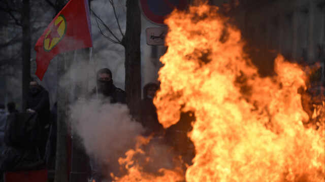 Un manifestant tient un drapeau du Parti des travailleurs kurdes (PKK), à Paris, le 25 décembre 2022. @ JULIEN DE ROSA / AFP