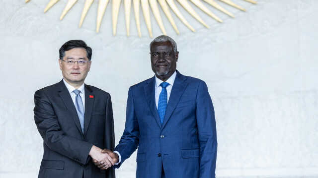 Le ministre chinois des Affaires étrangères Qin Gang  et Moussa Faki , président de la Commission de l'Union africaine , se serrent la main lors de leur rencontre au siège de l'Union africaine à Addis-Abeba, en Éthiopie, le 11 janvier 2023. Amanuel Sileshi . @AFP