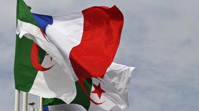 Les drapeaux algérien et français à Alger, la capitale algérienne, le 9 octobre 2022. @ ALAIN JOCARD / AFP