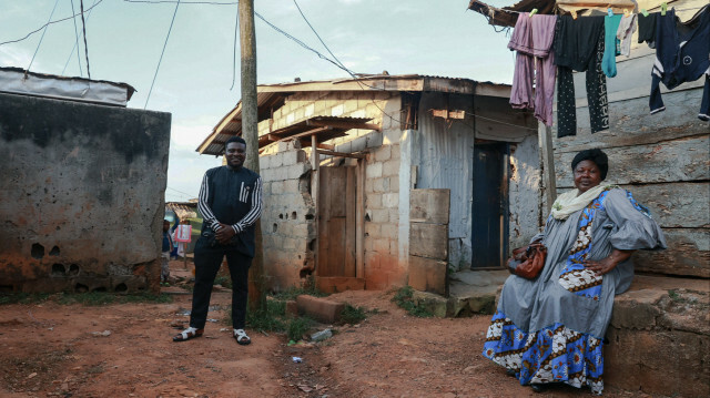 L'artiste camerounais Petit Malo (L), créateur du rythme Mbolé, pose pour une photo dans les rues du quartier Mvog-Ada à Yaoundé le 8 novembre 2022. @Daniel Beloumou Olomo / AFP