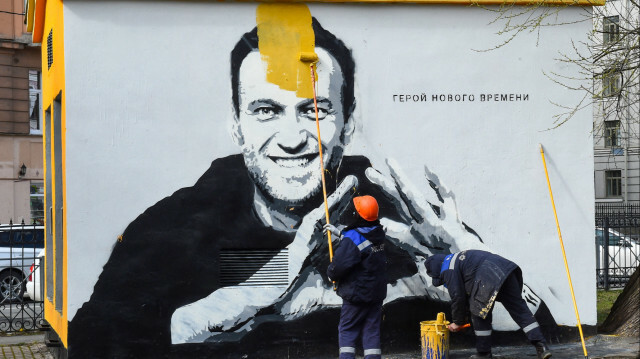 Graffiti du critique du Kremlin emprisonné Alexeï Navalny à Saint-Pétersbourg ; l’inscription se lit comme suit : « Le héros des temps nouveaux », le 28 avril 2021. @ OLGA MALTSEVA / AFP