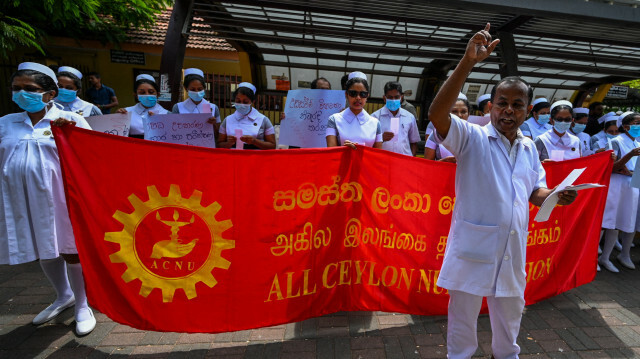 Le personnel infirmier de l'hôpital national tient des pancartes lors d'une manifestation contre la crise économique du Sri Lanka à Colombo . ISHARA S.KODIKARA. @AFP