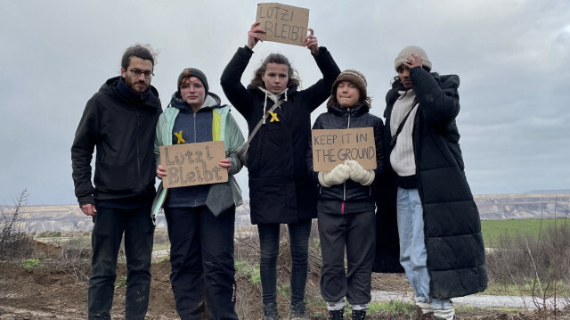 La militante suédoise Greta Thunberg avec des militants écologistes, à Luzerath, en Allemagne, le 13 janvier 2023. @ AGENCE ANADOLU