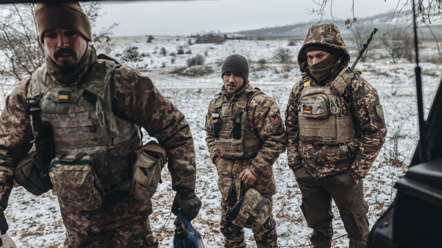 Des soldats ukrainiens à côté d’un véhicule lance-roquettes Grad en direction de Soledar, dans l’oblast de Donetsk, en Ukraine, le 13 janvier 2023. @ AGENCE ANADOLU