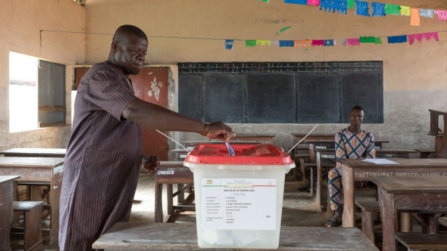 Un homme vote dans un bureau de vote de l'école élémentaire publique d'Agla Est à Cotonou lors des élections législatives béninoises du 8 janvier 2023. @YANICK FOLLY /AFP