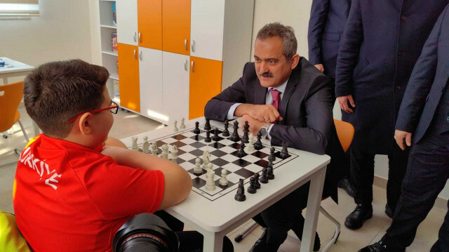 Bakan Özer dünyanın en genç ustası ile satranç oynadı