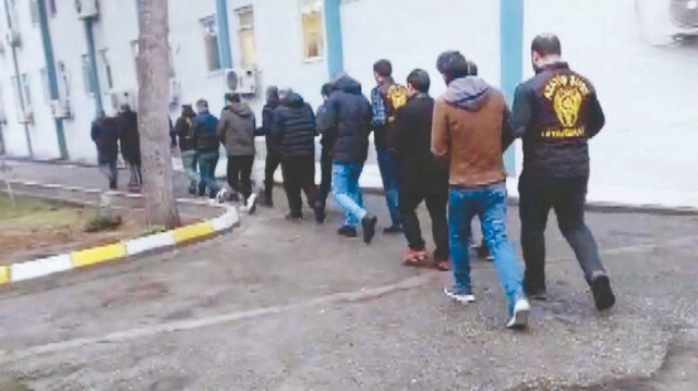 Diyarbakır Emniyet Müdürlüğü Asayiş Şubesi ekipleri ucuz A4 kağıt satma bahanesi ile insanları dolandıran ‘Üçkağıtçılar Çetesi’ni çökertti. 