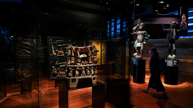 Des « Œuvres des trésors royaux d’Abomey » exposées au Musée du quai Branly à Paris faisant partie des 26 œuvres restituées au Bénin. Crédit photo : CHRISTOPHE ARCHAMBAULT / AFP