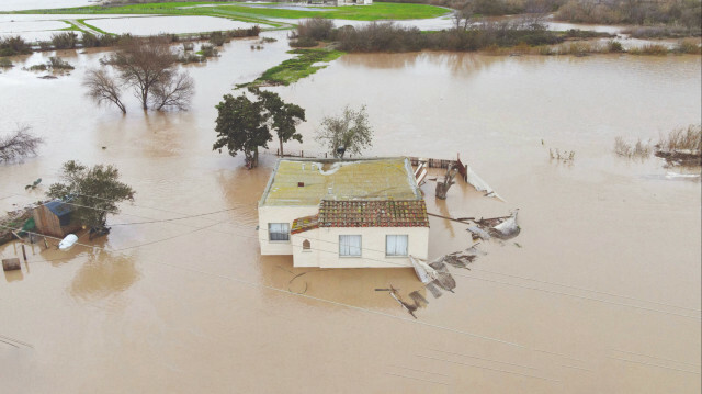 Sel ve fırtınanın vurduğu Kaliforniya’da can kaybı artıyor.