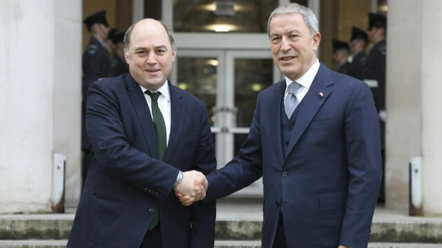 Turkish National Defense Minister Hulusi Akar (R) and British Defense Minister Ben Wallace (L)