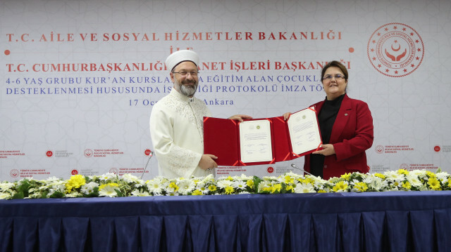 Diyanet İşleri Başkanı Ali Erbaş ile Aile ve Sosyal Hizmetler Bakanı Derya Yanık.