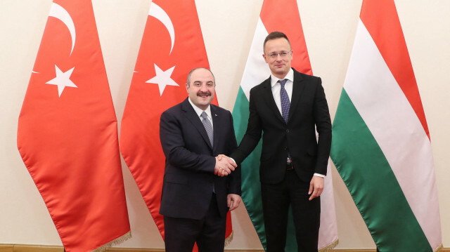 Sanayi ve Teknoloji Bakanı Mustafa Varank ile Macaristan Dışişleri ve Dış Ticaret Bakanı Peter Szijjarto.