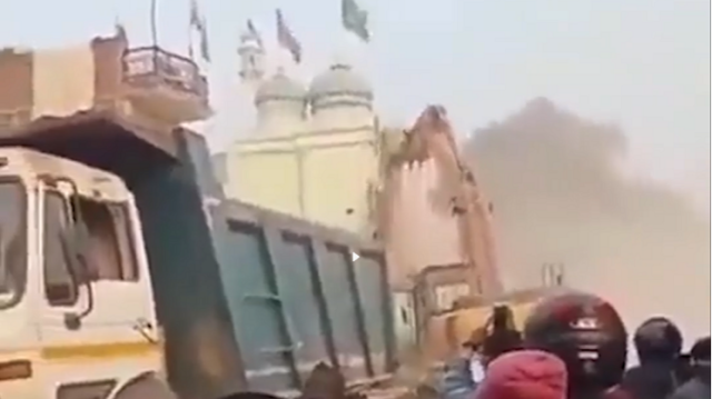 Hindistan'da yıkılan tarihi cami
