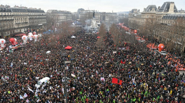 Manifestation contre le projet de relever l’âge légal de la retraite, sur la place de la République à Paris, le 19 janvier 2023. Crédit photo: ALAIN JOCARD / AFP