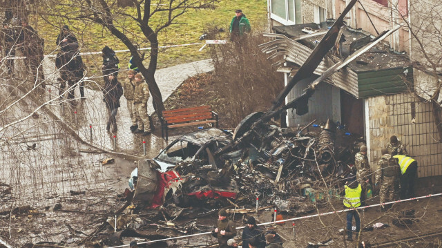 Ukrayna İçişleri Bakanı Denis Monastirski’yi taşıyan askeri helikopter Kiev’de bir ana okulunun olduğu bölgede düştü.