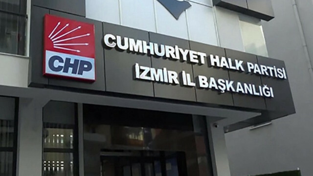 
İzmir Dikili'de CHP İlçe Başkanı Hasan Altıparmak ve sekiz ilçe yöneticisinin istifa etmesiyle yönetim düştü. 
