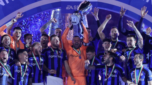 Les joueurs de l'Inter Milan soulèvent leur trophée @Giuseppe CACACE / AFP