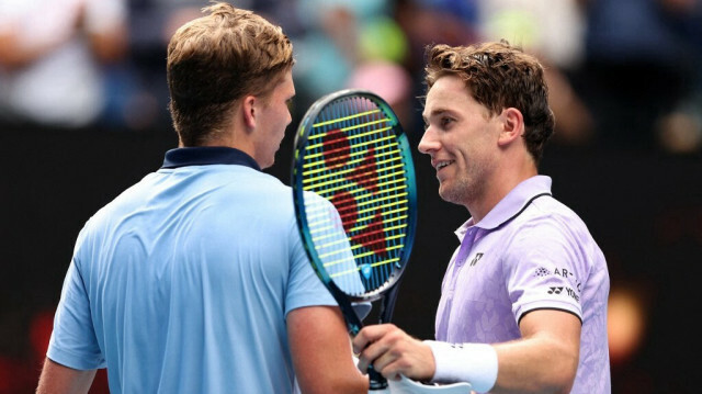 Jenson Brooksby et Casper Ruud se serrant la main après la rencontre @Martin KEEP / AFP
