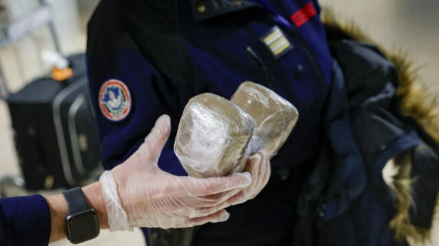 Des douaniers français montrent un paquet de cocaïne à l'aéroport Roissy-Charles de Gaulle, au nord de Paris, le 7 novembre 2022. @ Geoffroy Van der Hasselt / AFP