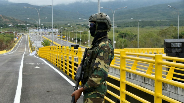 Soldat montant la garde sur le pont international Atanasio Girardot International @Schneyder Mendoza / AFP