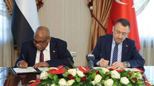 Turkish Vice President Fuat Oktay and Sudanese Minister of Cabinet Affairs Hussein Osman Elderi 