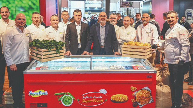 ANFAŞ 29. Uluslararası Gıda ve İçecek İhtisas Fuarı vesilesiyle bir araya geldiğimiz Yıldız Holding Yönetim Kurulu Başkanı Ali Ülker, global bir Türk şirketi olarak 75 bin kişiye istihdam sağladıklarını belirtti.