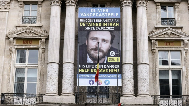 Portrait du travailleur humanitaire belge, Olivier Vandecasteele, sur la place de Brouckère à Bruxelles, le 20 janvier 2023. Crédit photo: KENZO TRIBOUILLARD / AFP