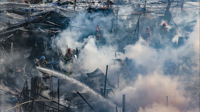 Incendie dans le village de Guryong, l’un des derniers bidonvilles de Corée du Sud, dans le sud de Séoul, le 20 janvier 2023. Crédit photo : YONHAP / AFP