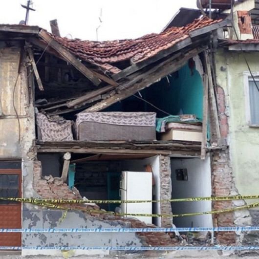 Kütahya'da gaz sıkışması nedeniyle evin tavanı ve dış duvarı çöktü