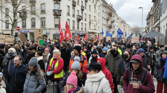 Fransa'da iki milyon kişi, hükümetin emeklilik yaşını 64'e çıkarmasını protesto etti. 