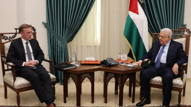 Le conseiller américain à la sécurité nationale, Jake Sullivan, et le Président palestinien Mahmoud Abbas. Crédit Photo : AA