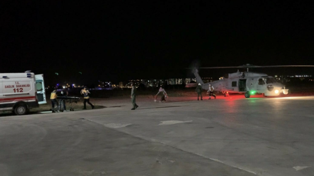 Deniz Kuvvetlerine ait helikopter ile kurtarılan çocuk Çanakkale'ye tahliye edildi. 