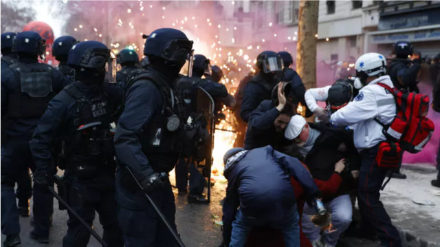 Fransa ve Yunanistan'da göstericiler polis ile çatıştı.