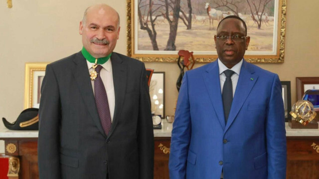 L'ambassadeur de Türkiye à Dakar, Prof. Dr. Ahmet Kavas, décoré de l'"Ordre national du Lion" par le président sénégalais Macky Sall. Crédit photo: DHA