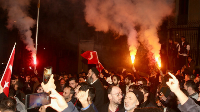 Anadolu Gençlik Derneği (AGD) üyesi bir grup, Türkiye'nin Stockholm Büyükelçiliği önünde Kur'an-ı Kerim yakılmasını protesto etti.
