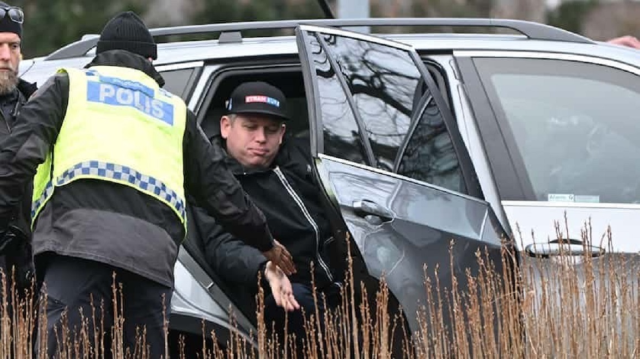 isveç'te Kuran-ı Kerim'e saldırı düzenleyen Rasmus Palu'yu polisler korudu.