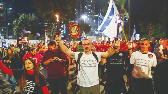 İsrail Başbakanı Binyamin Netanyahu’nun yargının yetkilerinin kısıtlandığı yasa teklifi ve ırkçı politikalarına tepki gösteren on binlerce kişi, başkent Tel Aviv’de ve diğer şehirlerde toplandı.