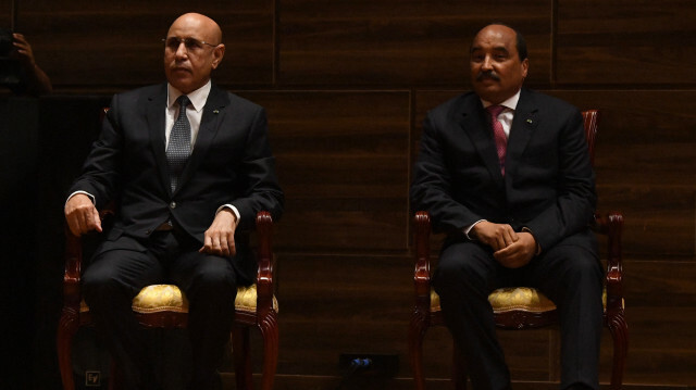 Le président sortant Mohammed Ould Abdel Aziz (D) et le président élu Mohammed Ould Cheikh El Ghazouani(G). Crédit Photo:  Seyllou / AFP