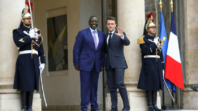  Le président William Ruto et son homologue Emmanuel Macron. Crédit Photo: APANEWS