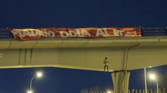 Bir grup Atletico Madrid taraftarı tarafından asıldığı düşünülen pankart ve Vinicius Jr. maketi.