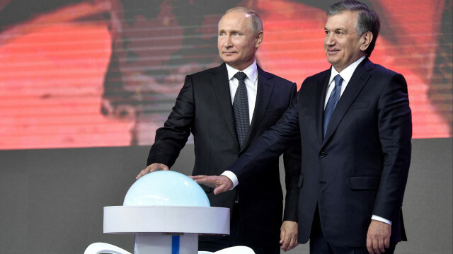 Crédit photo: Le président russe Vladimir Poutine  et le président de l'Ouzbékistan Shavkat Mirziyoyev. Alexeï NIKOLSKY / AFP